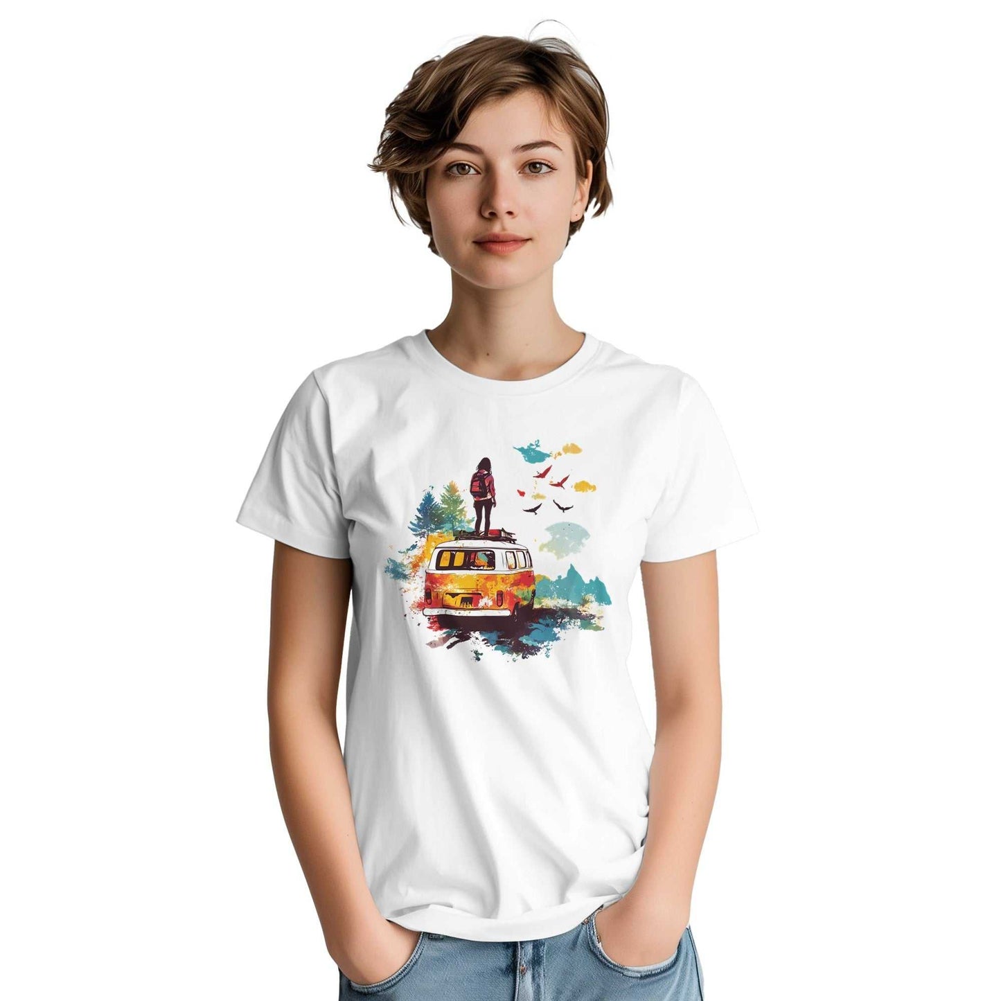 frau trägt weißes t-shirt sommer camping feeling mit buntem camping- und caravan-motiv, nachhaltiges 100% baumwollshirt für outdoor-abenteurer