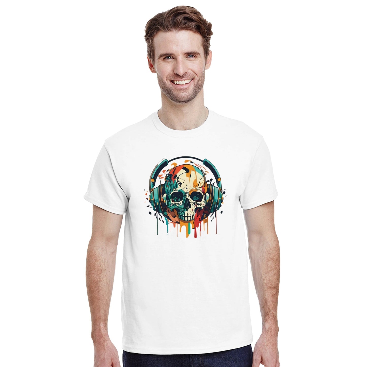 mann trägt weißes party sommer musik t-shirt mit farbigem totenkopf-headphone-print aus 100% baumwolle