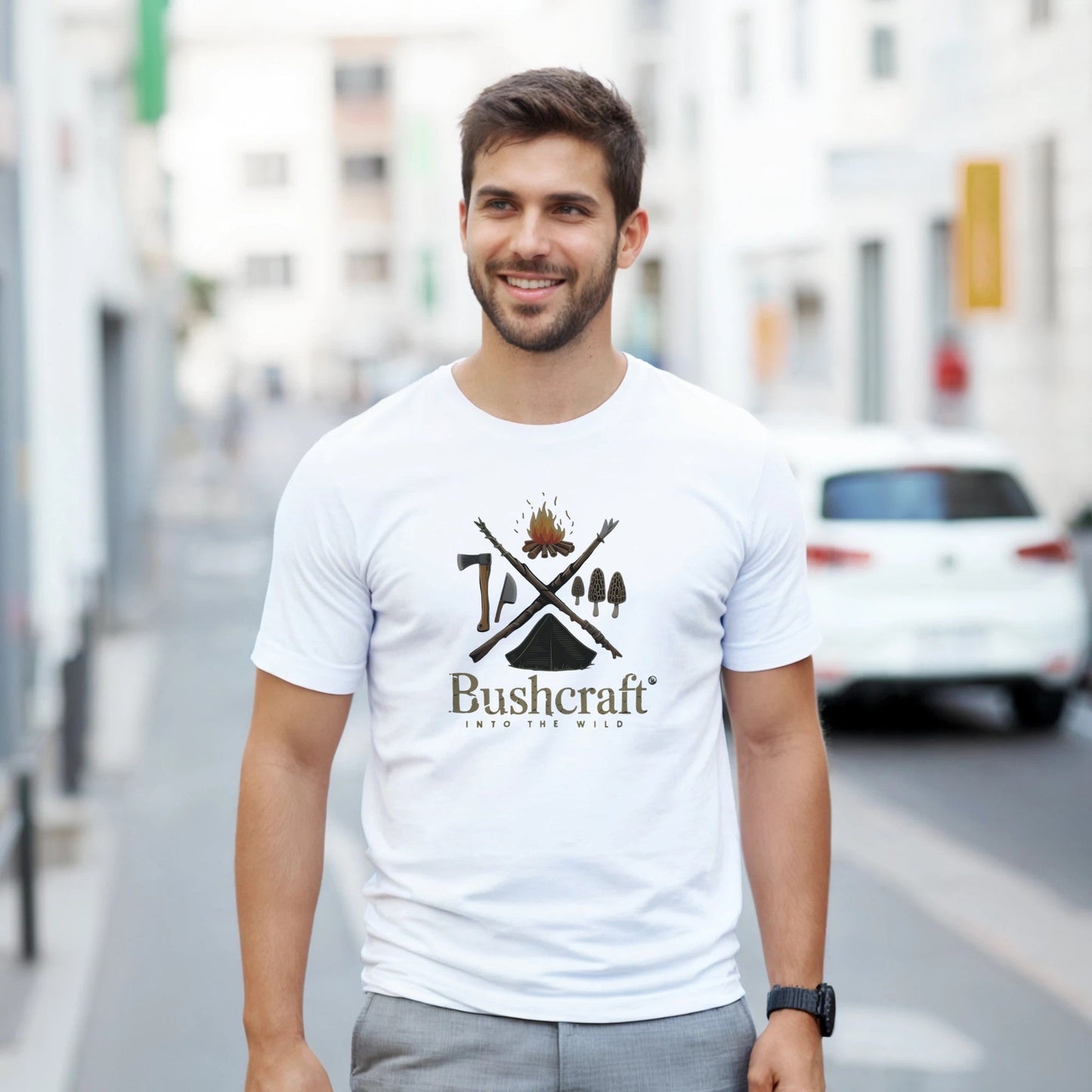 mann trägt weißes bushcraft t-shirt mit outdoor-symbolen, klassischer passform, aus 100% baumwolle, langlebig und bequem.
