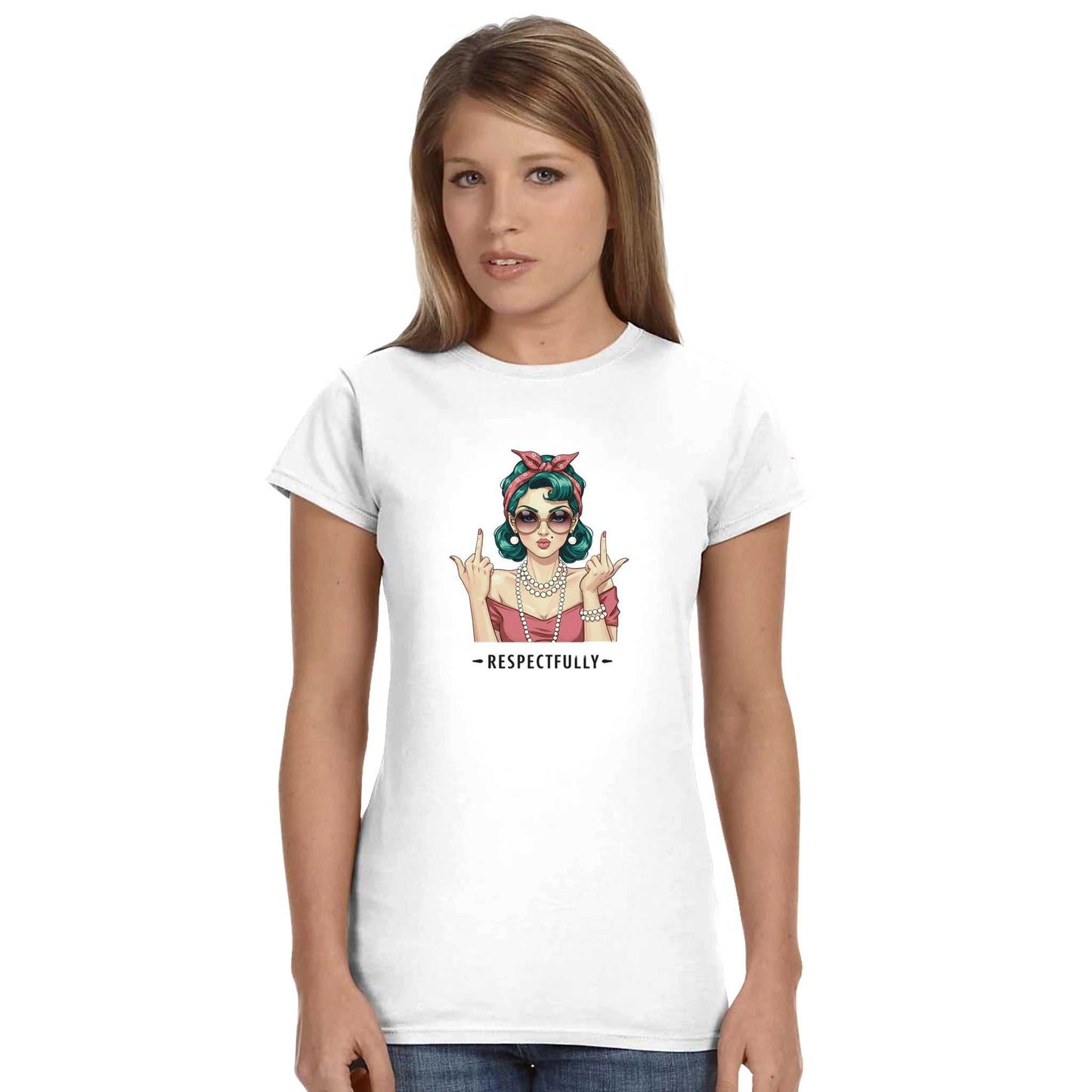 frau trägt klassisches weißes t-shirt respectfully mit grafikmotiv einer frau und dezent tailliertem schnitt