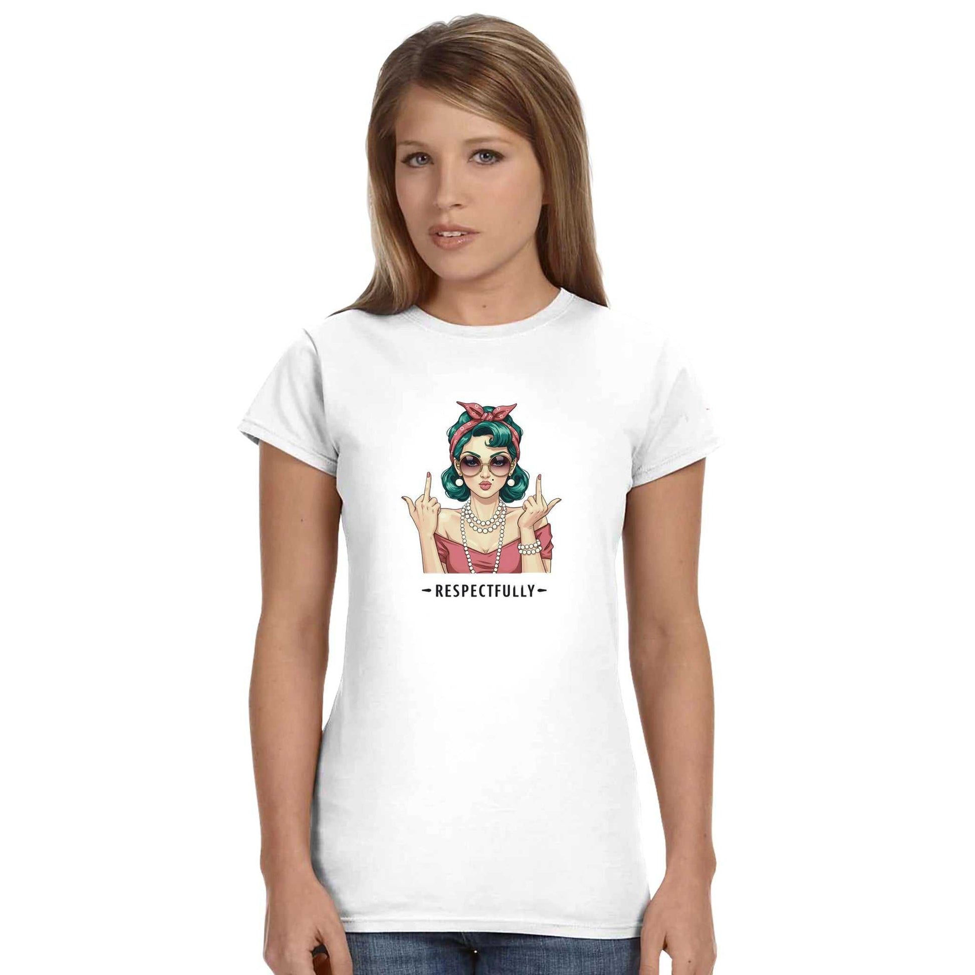 Frau trägt klassisches weißes T-Shirt Respectfully mit Grafikmotiv einer Frau und dezent tailliertem Schnitt
