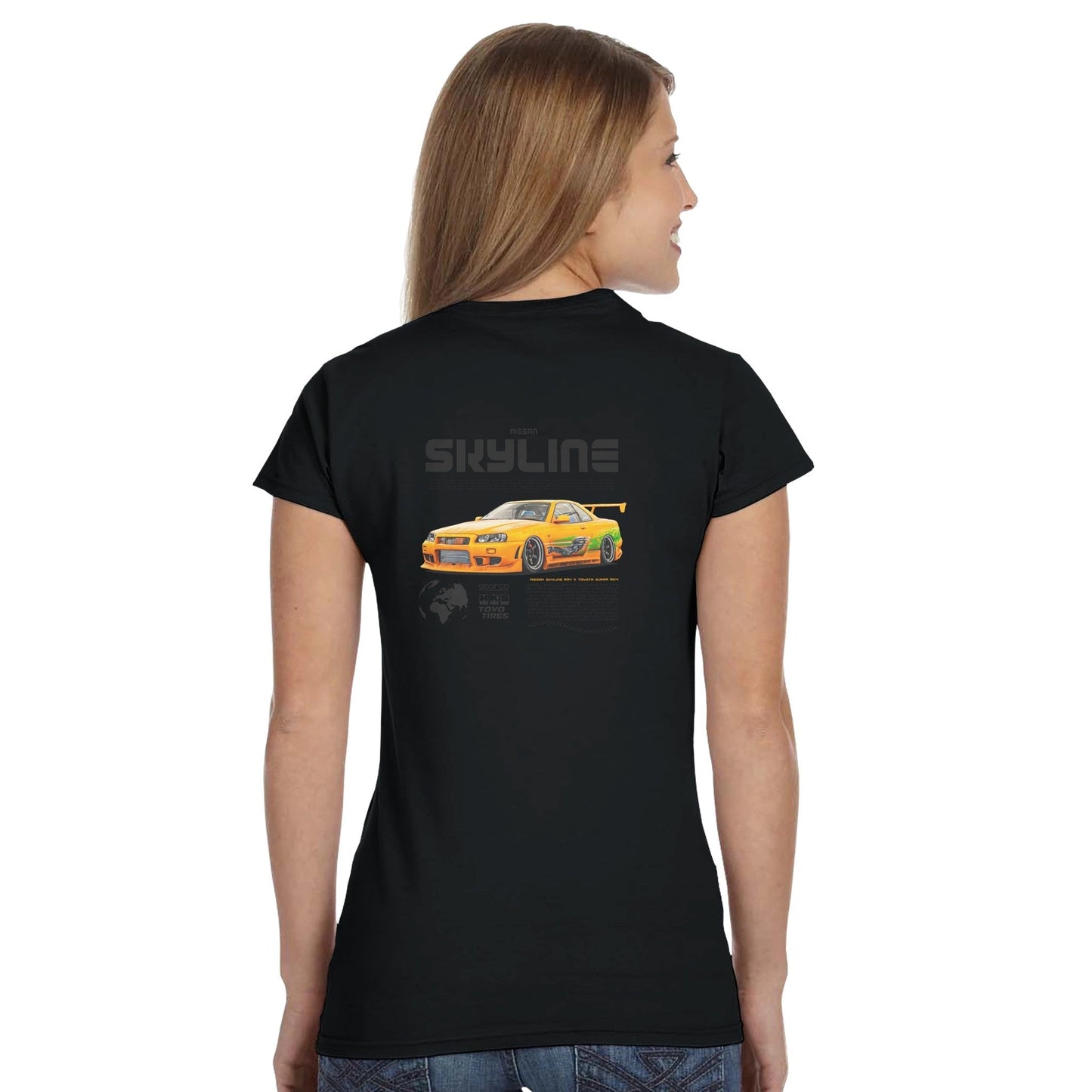 frau trägt klassisches schwarzes t-shirt mit gelbem nissan skyline auto-print auf dem rücken