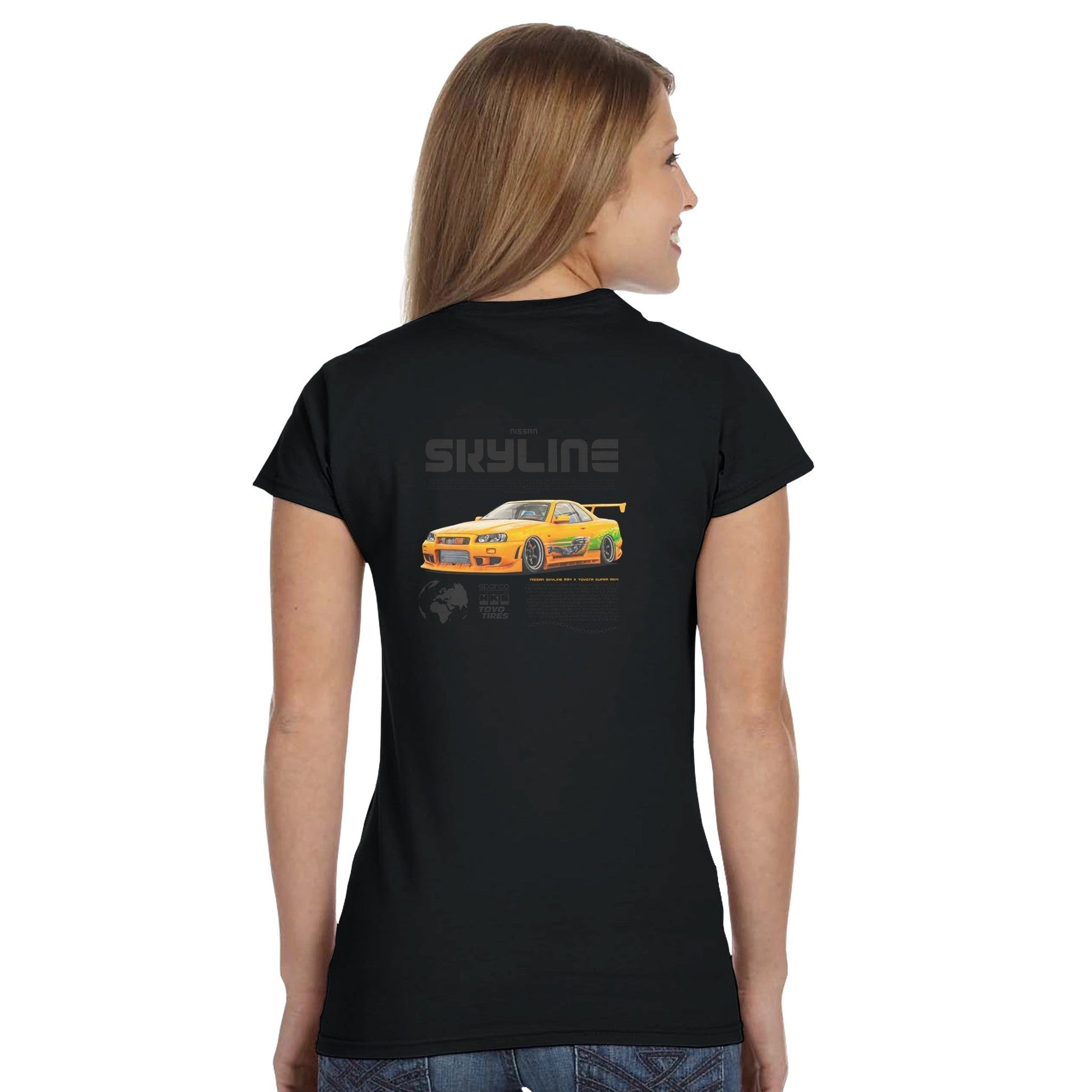 Schwarzes klassisches T-Shirt Nissan Skyline mit gelbem Auto-Design auf der Rückseite, damenhalbtailiert aus 100% Baumwolle.