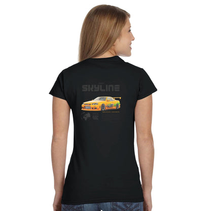 Frau trägt klassisches schwarzes T-Shirt mit gelbem Nissan Skyline Auto-Print auf dem Rücken
