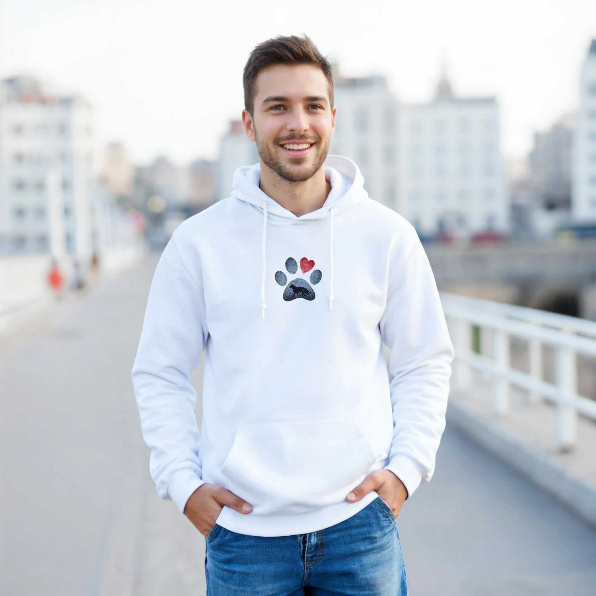 Männlicher Modell trägt weißen Hunde Liebhaber Hoodie mit Pfoten- und Herzdesign, bequem und stilvoll draußen, Schäferhundmotiv Pullover aus Mischgewebe