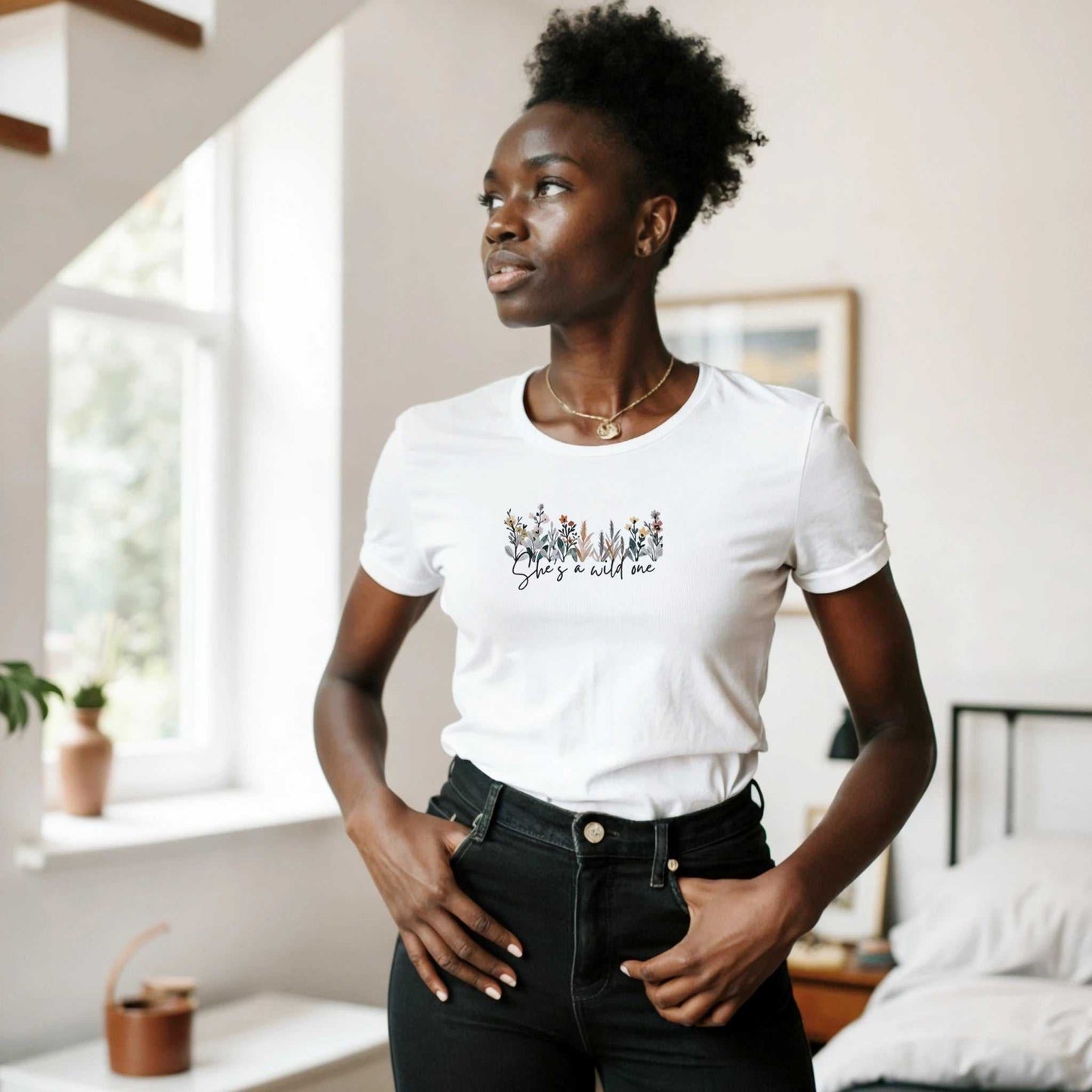 weißes stylish women’s t-shirt aus 100% baumwolle mit femininer passform und floralem print, bequem und vielseitig für selbstbewusste frauen.