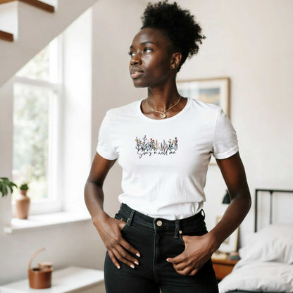 Weißes Stylish Women’s T-Shirt aus 100% Baumwolle mit femininer Passform und floralem Print, bequem und vielseitig für selbstbewusste Frauen.