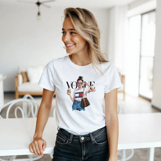 Frau trägt stilvolles weißes Vogue T-Shirt aus 100 % Baumwolle mit modischem Druck und halbtaillierter Passform