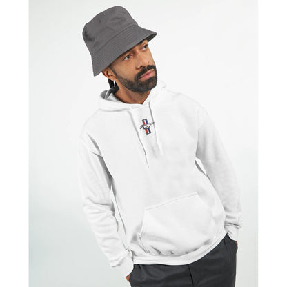 Mann trägt weißen Ford Mustang Fan Hoodie mit Fronttasche und Kapuze, lässiger Stil für Autoliebhaber.