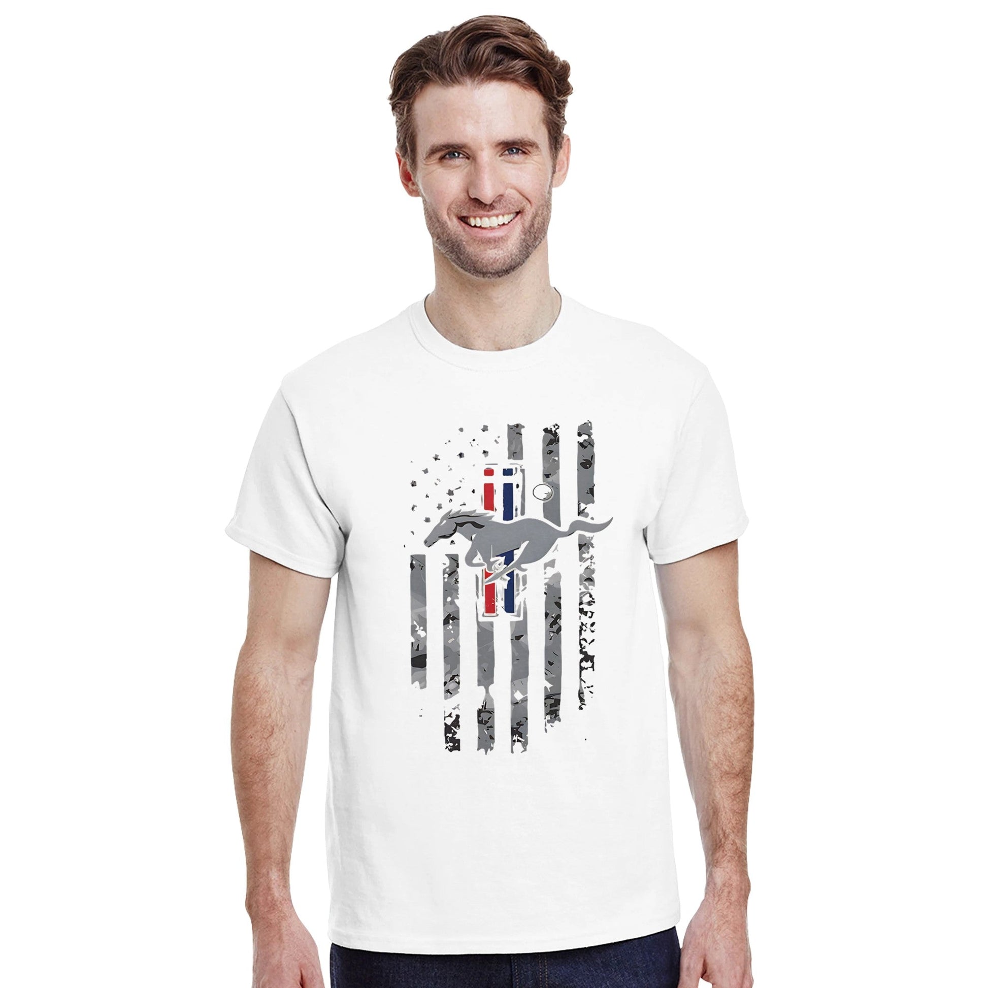 Männliches Modell trägt Horse American T-Shirt aus 100% Baumwolle mit Pferde- und amerikanischer Flaggen-Grafik in klassischem, unisex Schnitt.