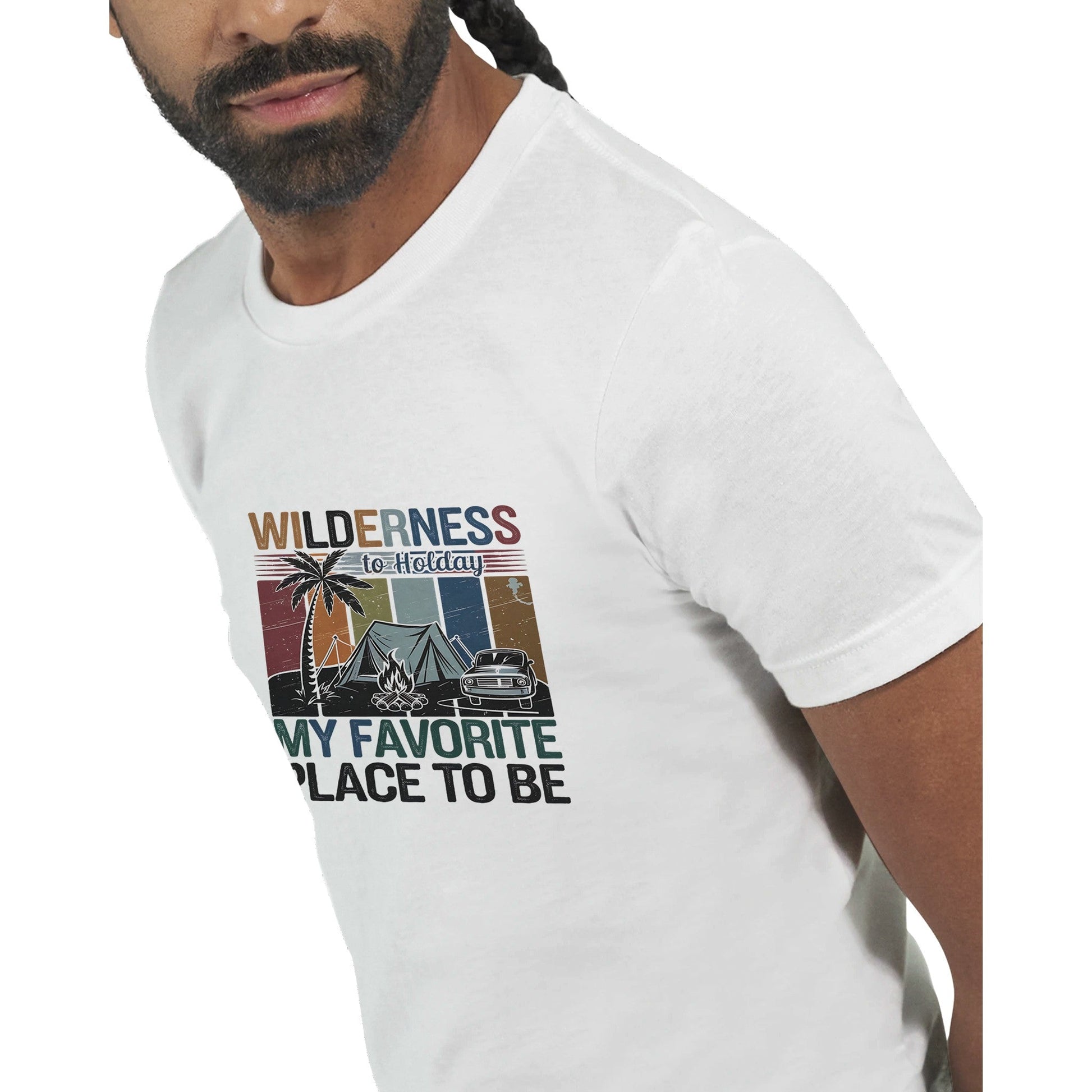 Mann trägt weißes Premium Wilderness T-Shirt mit weichem Stoff und Vintage Outdoor-Print "Wilderness my favorite place to be" in Unisex-Passform