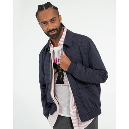 Mann trägt Premium Unisex T-Shirt aus weicher Baumwolle unter Freizeitjacke in urbanem Streetwear-Stil