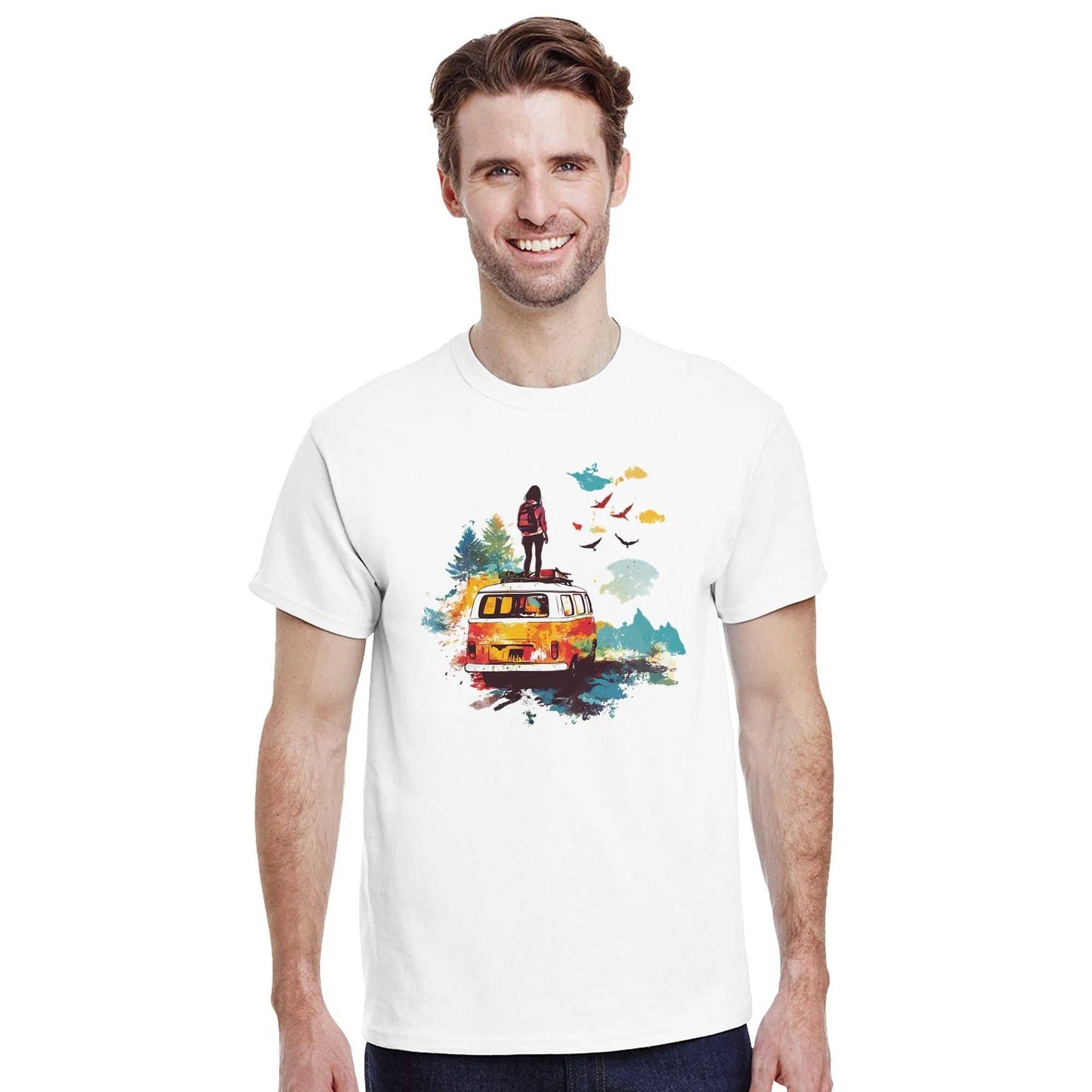 mann trägt weißes t-shirt sommer camping feeling mit buntem van- und naturmotiv für outdoor-liebhaber