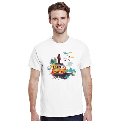 Mann trägt weißes T-Shirt Sommer Camping Feeling mit buntem Van- und Naturmotiv für Outdoor-Liebhaber