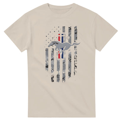 Beiges Unisex T-Shirt aus 100% Baumwolle mit amerikanischer Flagge und galoppierendem Pferdemotiv, klassischer Schnitt und langlebige Verarbeitung