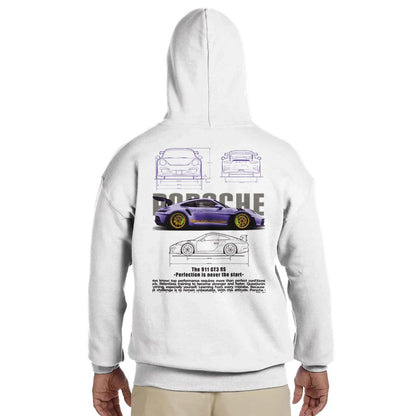 Weißer Berry Porsche Design Hoodie mit Kapuze und Grafik von Porsche 911 GT3 RS auf der Rückseite, aus Baumwoll-Polyester-Mischgewebe.