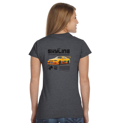 Frau trägt klassisches dunkelgraues T-Shirt mit Nissan Skyline Autoaufdruck auf dem Rücken