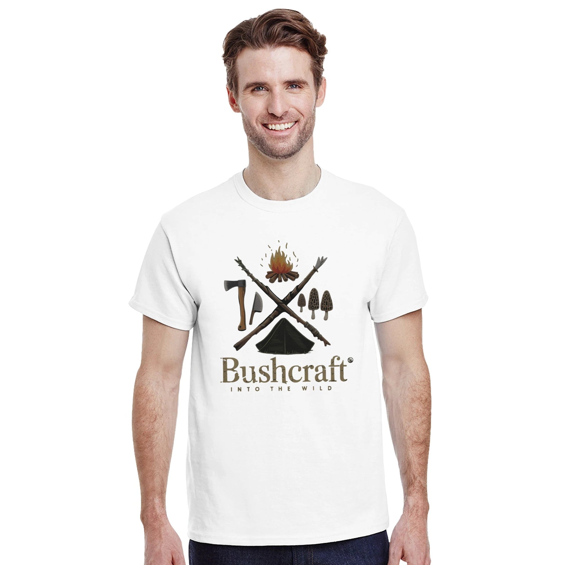 Mann trägt weißes Bushcraft T-Shirt aus Baumwolle mit Wald- und Lagerfeuer-Design, klassische Passform