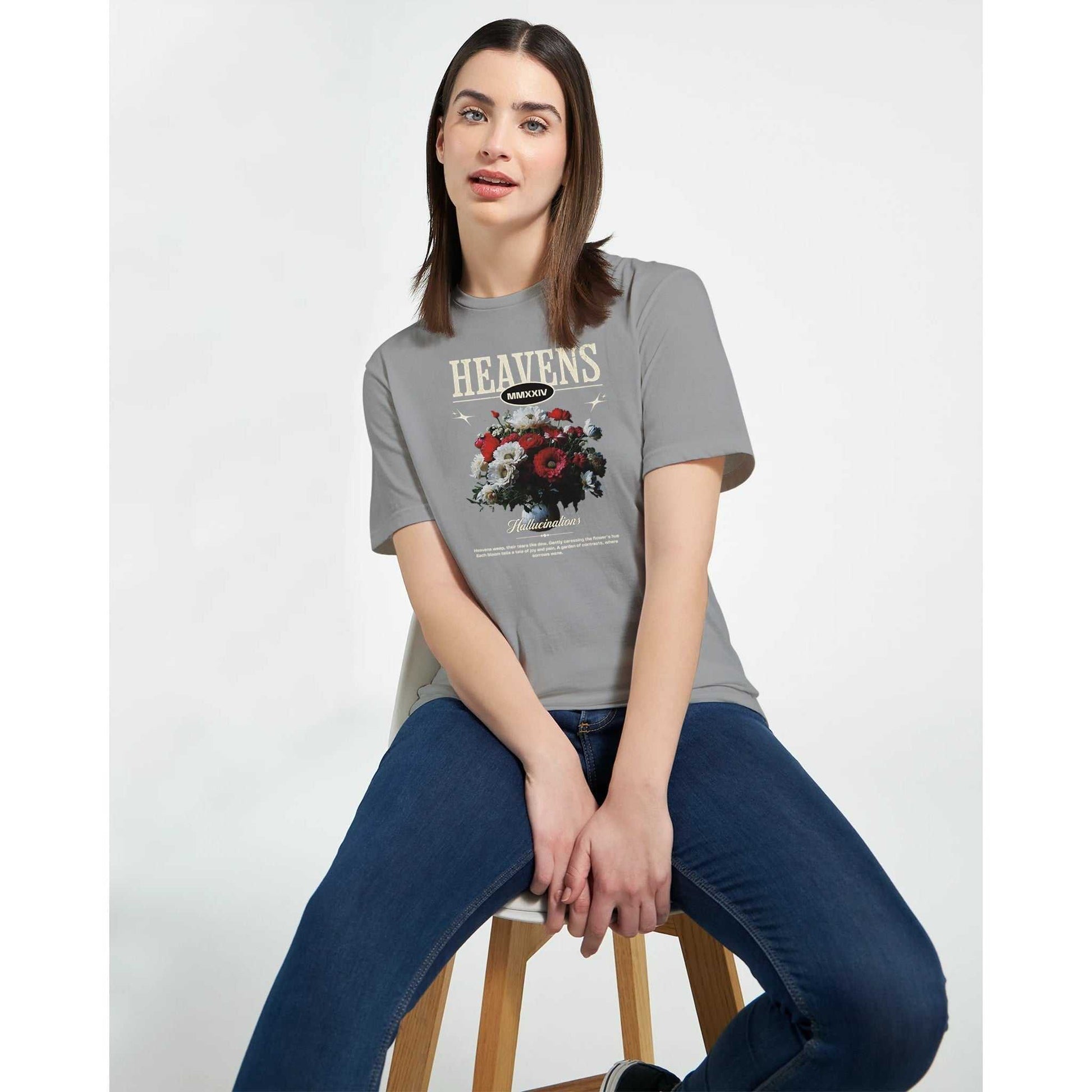 Damen T-Shirt Gildan® 64000L in Grau mit Heavens Crewneck Streetwear Print, bequem und aus 100% ringgesponnener Baumwolle.