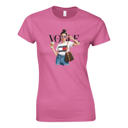 Damen Vogue T-Shirt in Pink mit modischem Druck, 100% ringgesponnene Baumwolle, halbtaillierte Passform, komfortabel und stylisch.