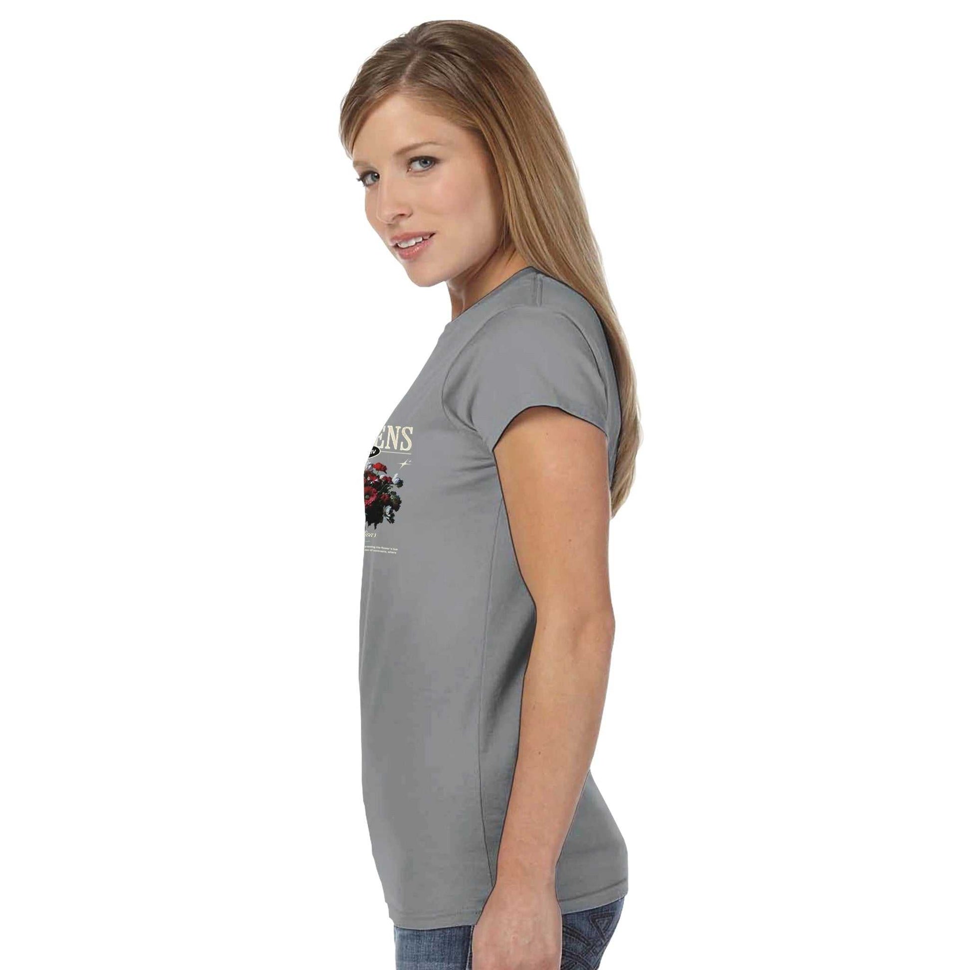 seitliche Ansicht eines grauen Heavens Crewneck T-shirts Streetwear für Damen aus 100% Baumwolle, semi-tailliert und kurzärmelig