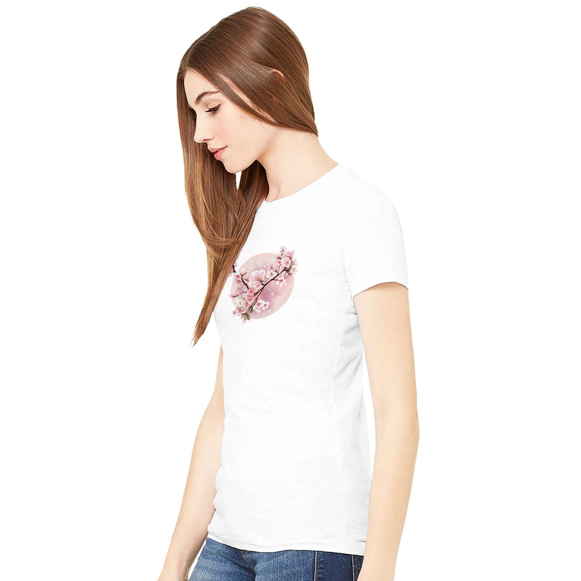Damen-T-Shirt Sakura Spring in Weiß mit Kirschblüten-Design, taillierte Passform und kurzer Ärmel.