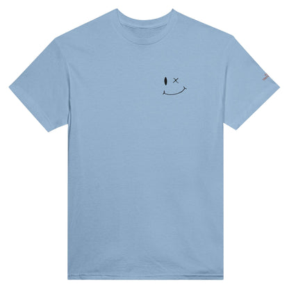 Stickerei Smile Unisex T-Shirt aus schwerer Baumwolle in Hellblau mit lachendem Smiley-Design auf der Brust, klassischer Passform und doppelt genähten Säumen.