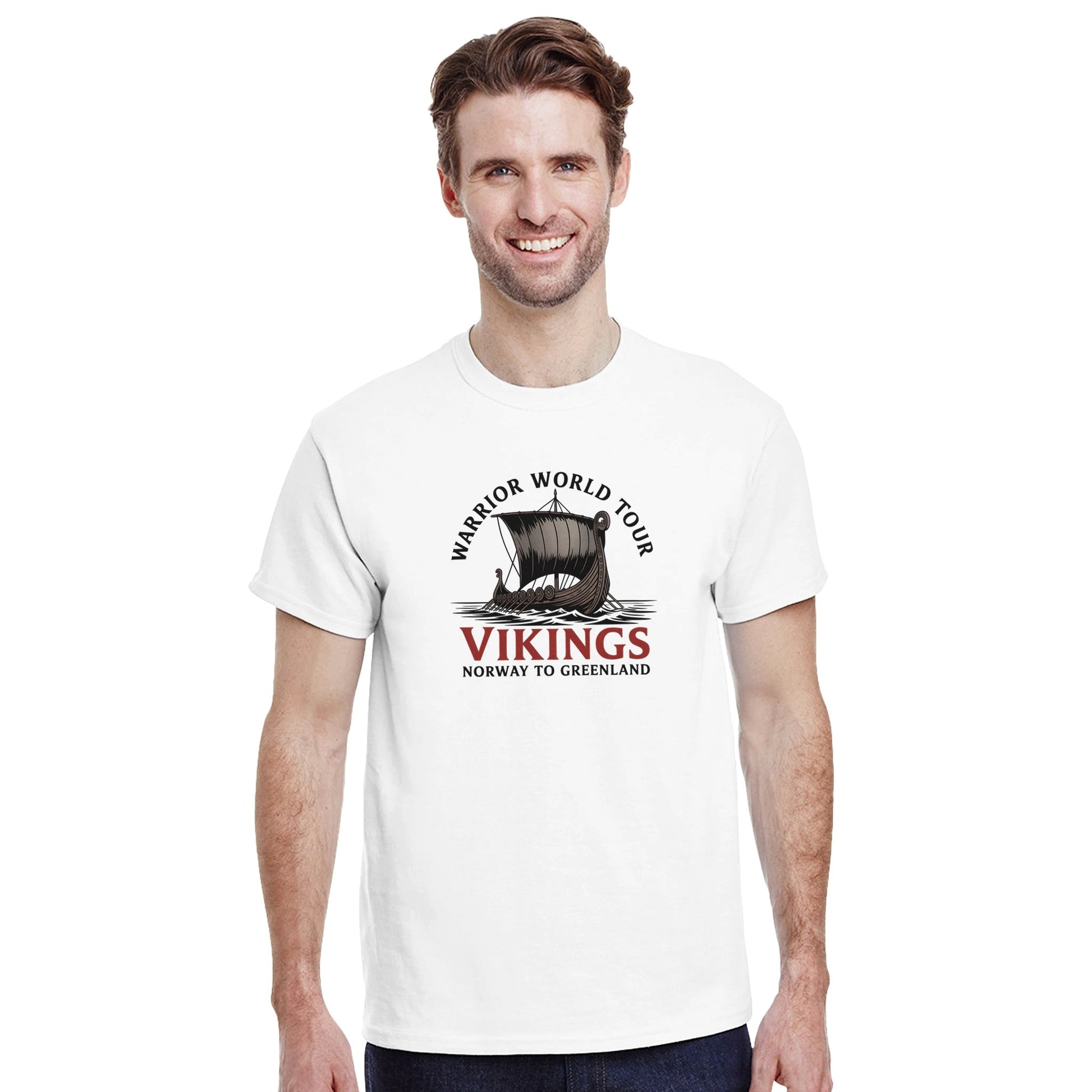 Mann trägt weißes Wikinger T-Shirt aus schwerer Baumwolle mit klassischer Passform und Wikinger-Schiff Aufdruck.
