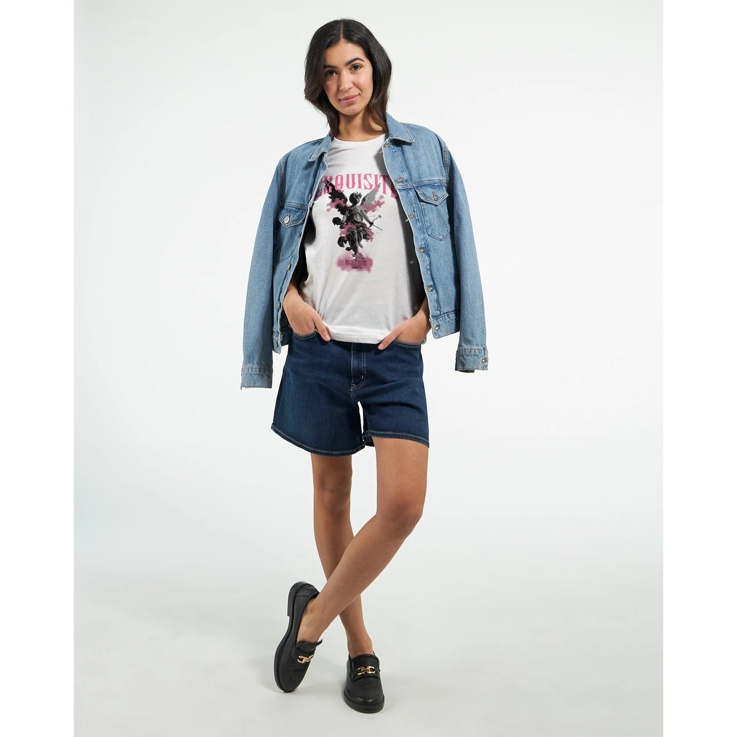 frau trägt unisex crewneck t-shirt aus weichem baumwollstoff mit jeansjacke und shorts, casual look.