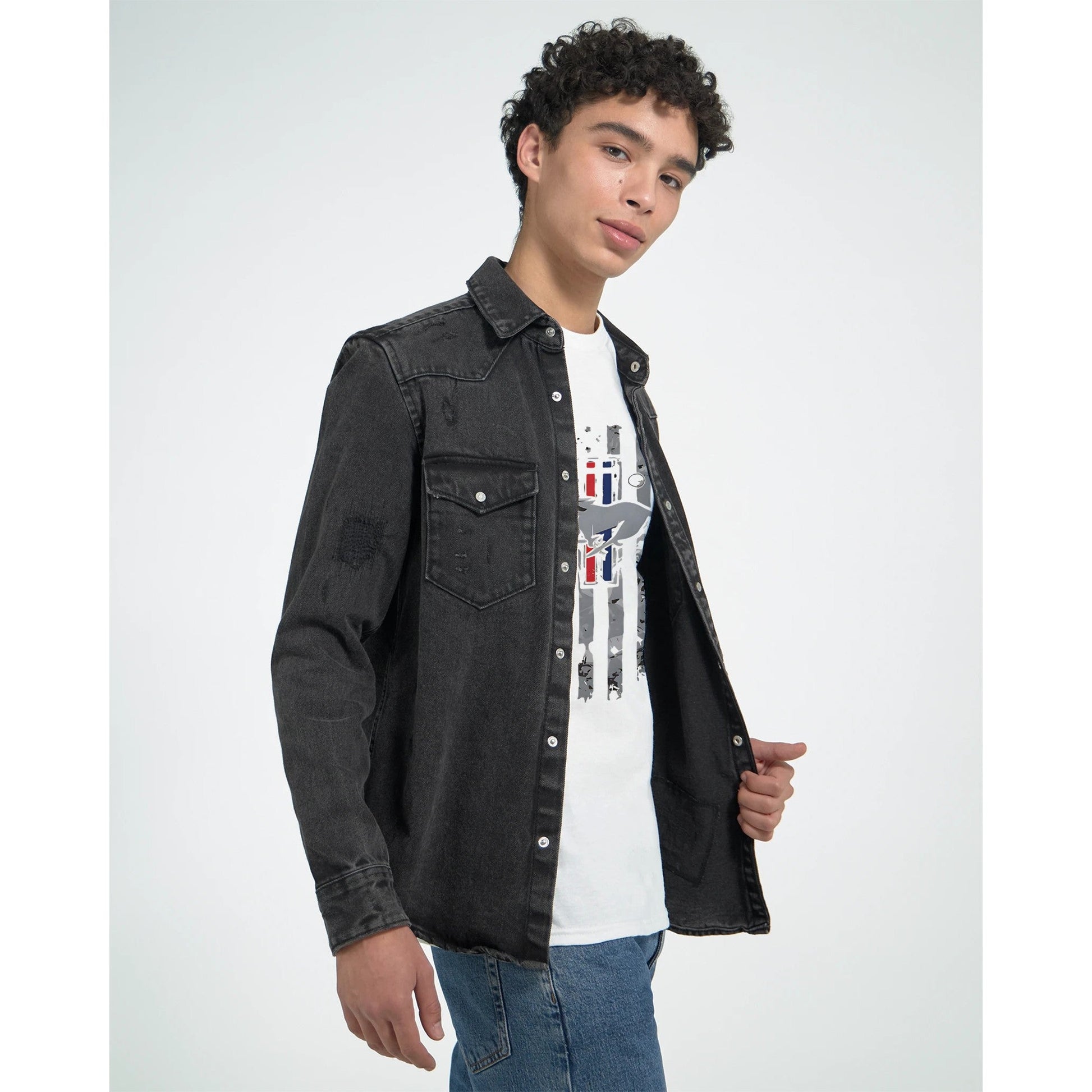 Junger Mann trägt Horse American T-Shirt, weißes Baumwollshirt mit amerikanischem Pferdemotiv unter schwarzem Jeanshemd.