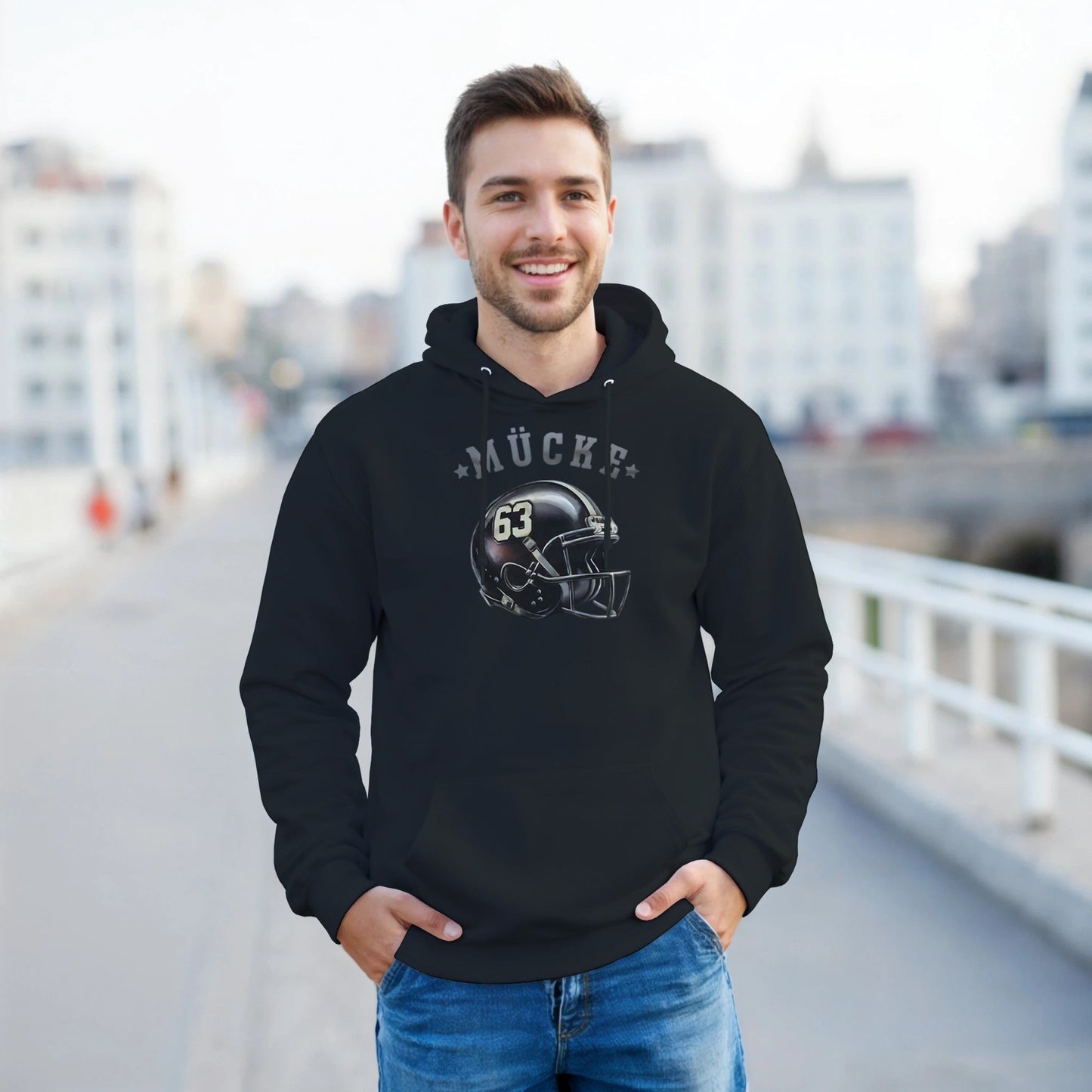 mann trägt schwarzen bud spencer hoodie mit mücke helm motiv, lächelnd, outdoor urban hintergrund