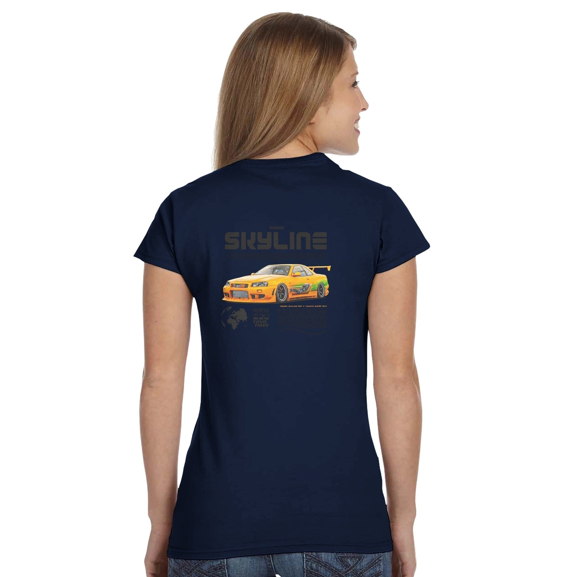 Damen T-Shirt Nissan Skyline mit gelbem Rennwagen-Motiv auf dunkelblauem Stoff, halbtailliert und aus 100% Baumwolle.