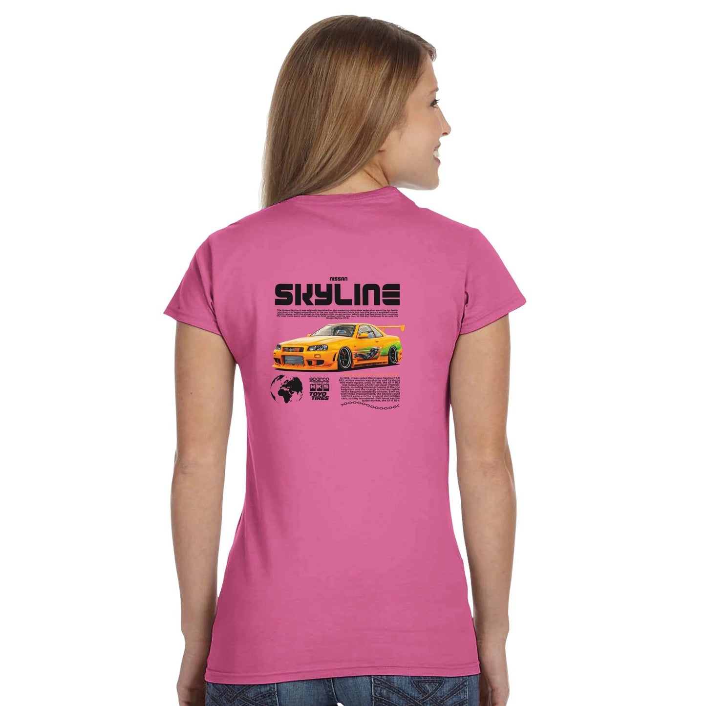 damen trägt klassisches t-shirt nissan skyline in pink mit autofokussiertem skyline-motiv auf der rückseite