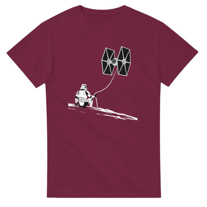 Bordeauxfarbenes Star Wars Fan T-Shirt aus schwerer Baumwolle mit klassischem Schnitt und Stormtrooper-Tie-Fighter-Motiv