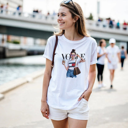 Frau trägt stylisches weißes Vogue T-Shirt aus 100 % Baumwolle mit modischem Print und halbtaillierter Passform beim Stadtspaziergang