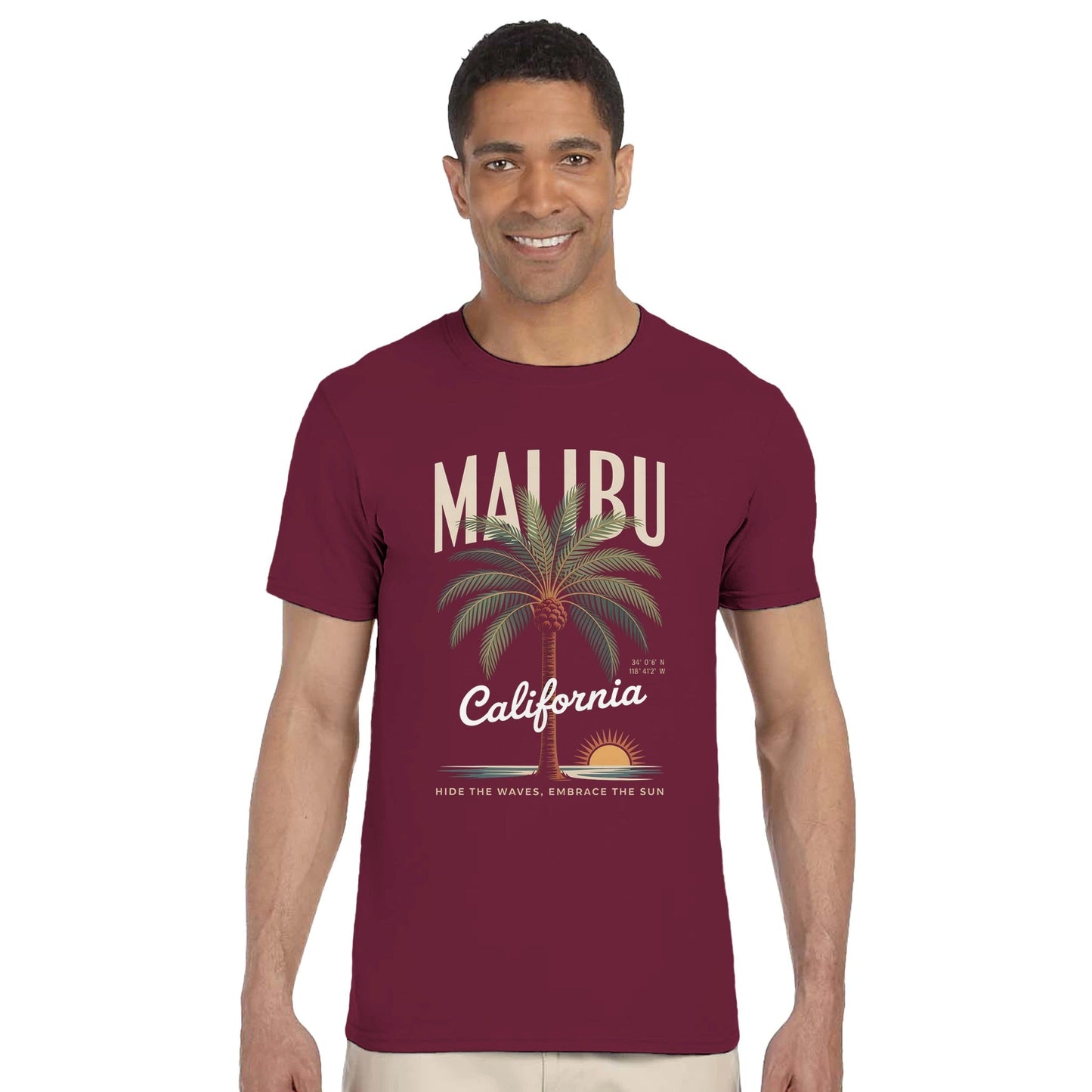 mann trägt weiches, nahtloses california sunshine sommer t-shirt in bordeauxrot mit malibu-palmenmotiv und kalifornien-schriftzug
