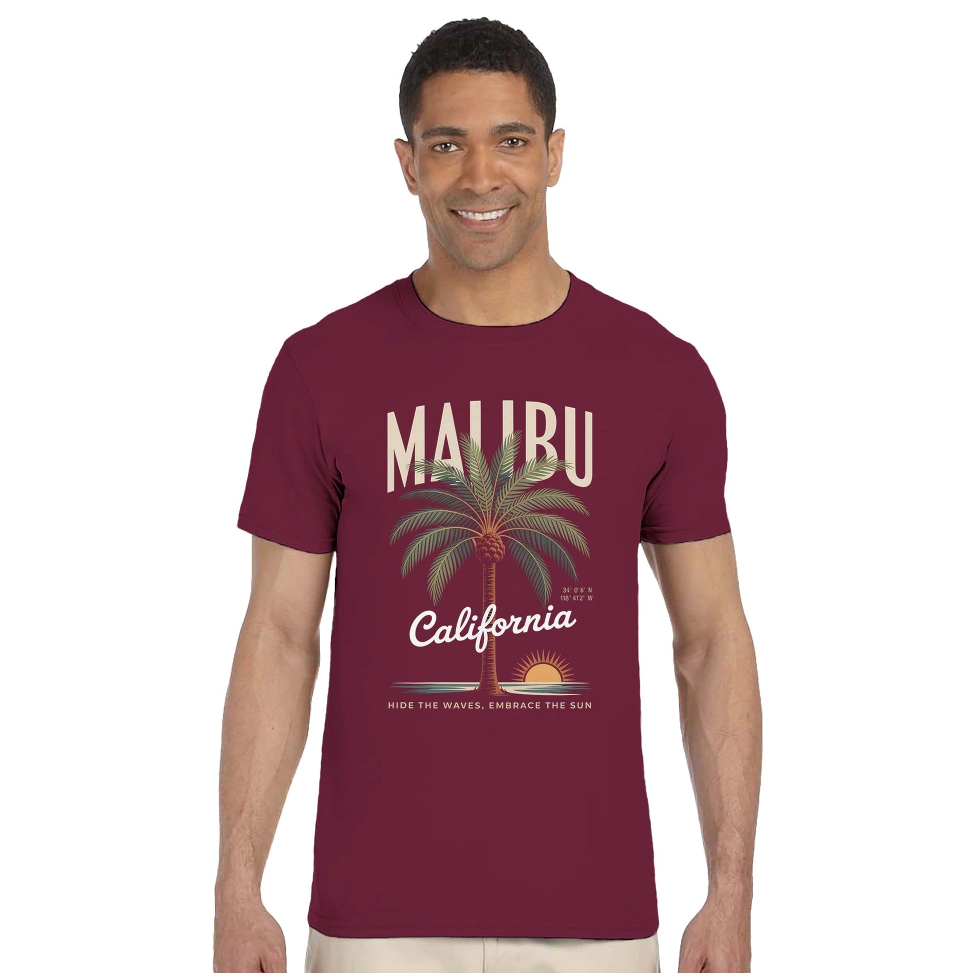 Mann trägt weiches, nahtloses California Sunshine Sommer T-Shirt in Bordeauxrot mit Malibu-Palmenmotiv und Kalifornien-Schriftzug