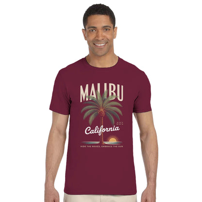 Mann trägt weiches, nahtloses California Sunshine Sommer T-Shirt in Bordeauxrot mit Malibu-Palmenmotiv und Kalifornien-Schriftzug