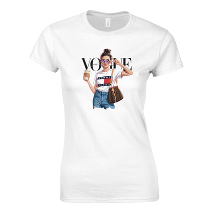 Weißes Vogue T-Shirt für Frauen mit modischem Print und halbtaillierter Passform aus weicher Baumwolle