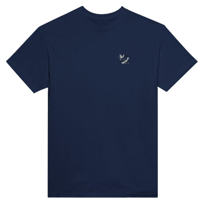 Dunkelblaues Unisex T-Shirt aus 100 % Baumwolle mit hochwertiger Premium Kranich Stickerei auf der Brust.