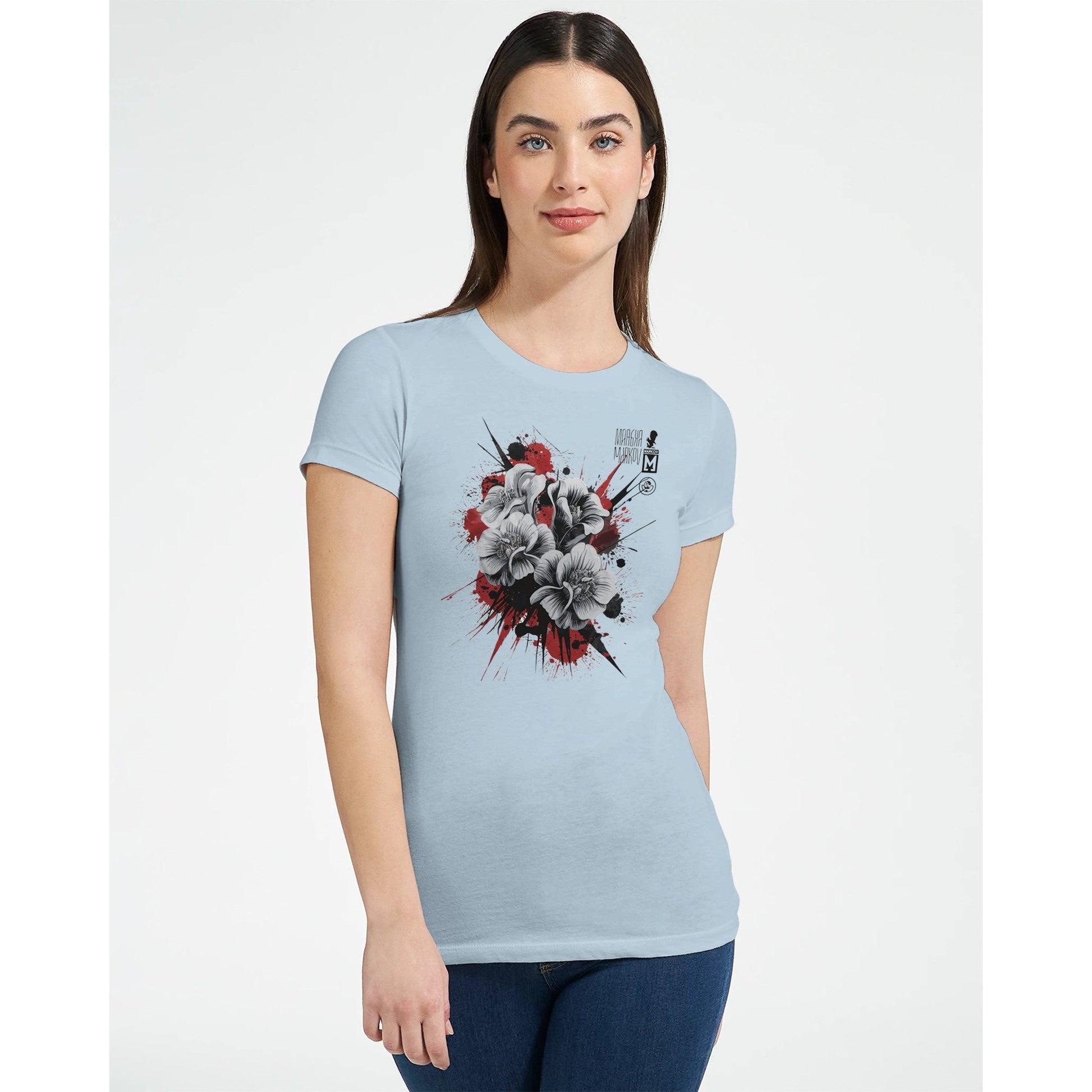 Frau trägt Blütenzauber Premium T-Shirt mit floralem Design in Hellblau