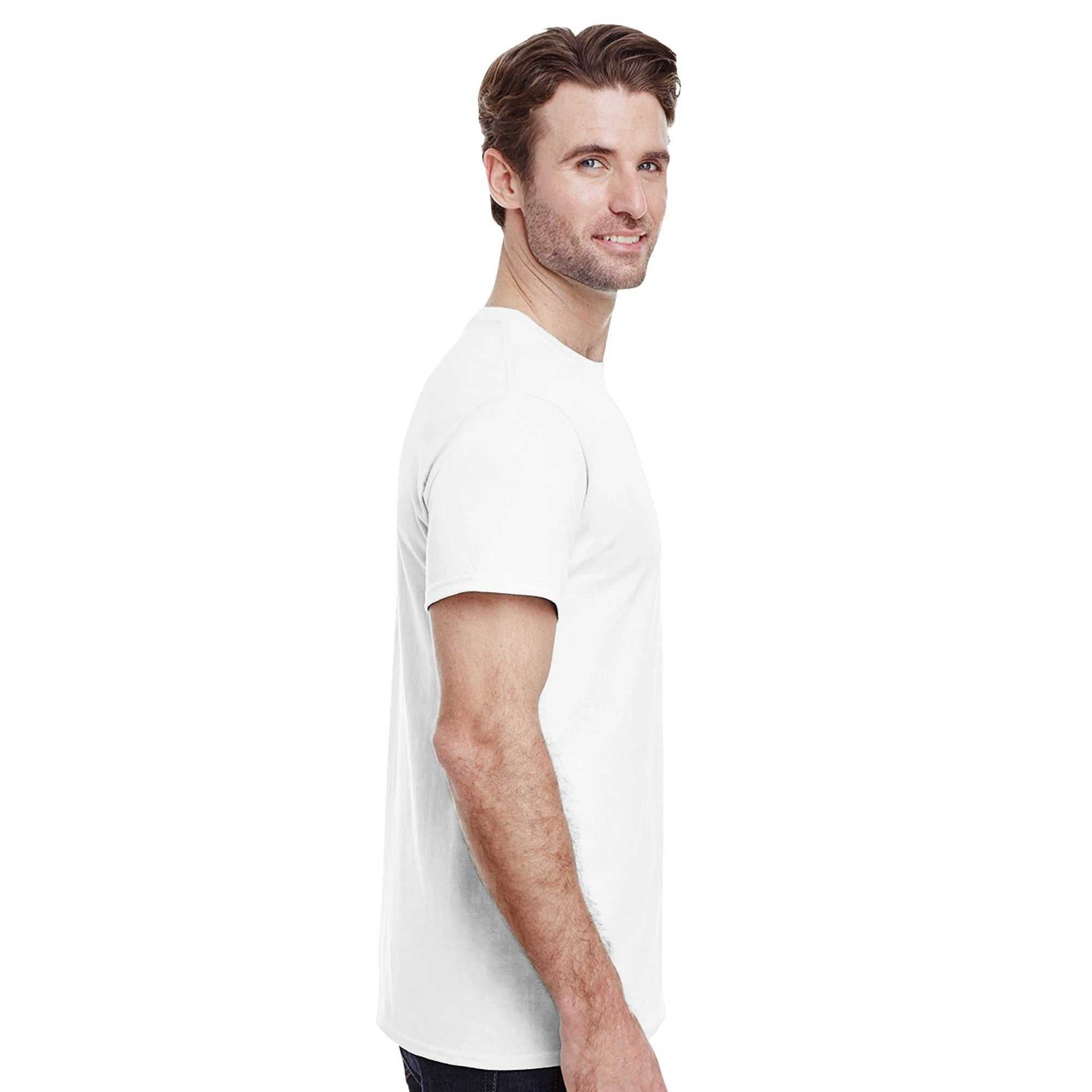 Mann trägt weißes T-Shirt Sommer Camping Feeling aus 100% Baumwolle, langlebig und komfortabel für Outdoor und Abenteuer