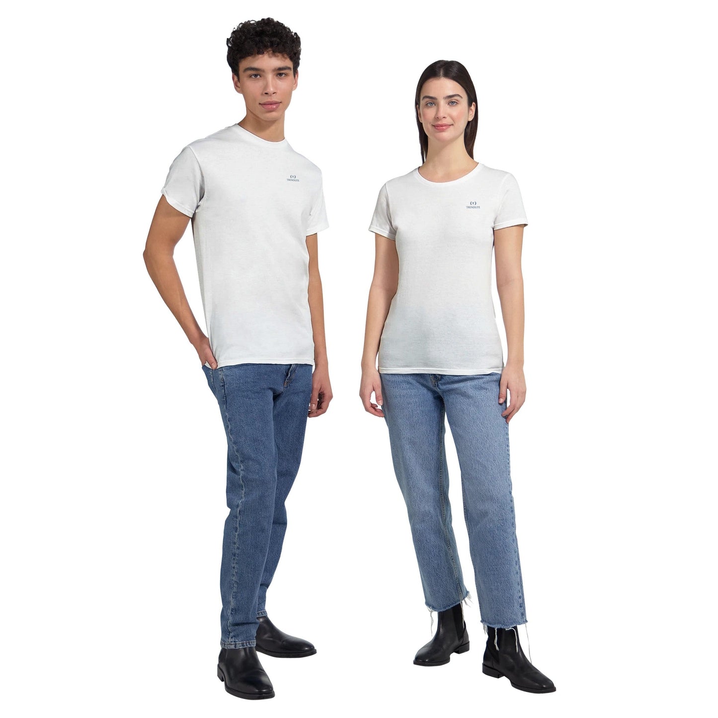 lira streetart unisex t-shirt aus 100% baumwolle, klassisch geschnitten, langlebig, weiß, mit kleinem frontlogo, getragen von mann und frau in jeans.