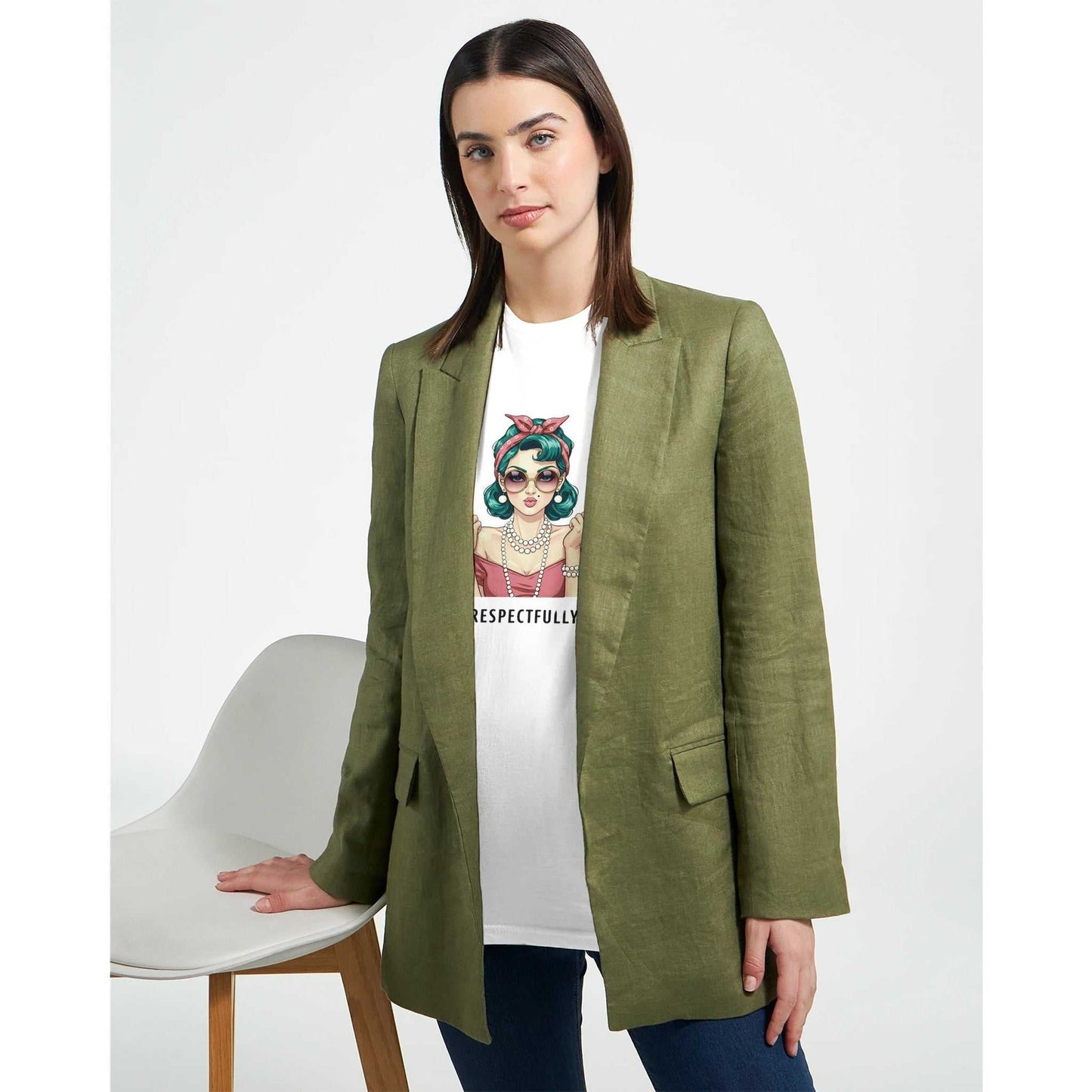 frau trägt klassisches weißes t-shirt mit respectfully-print und grünem blazer