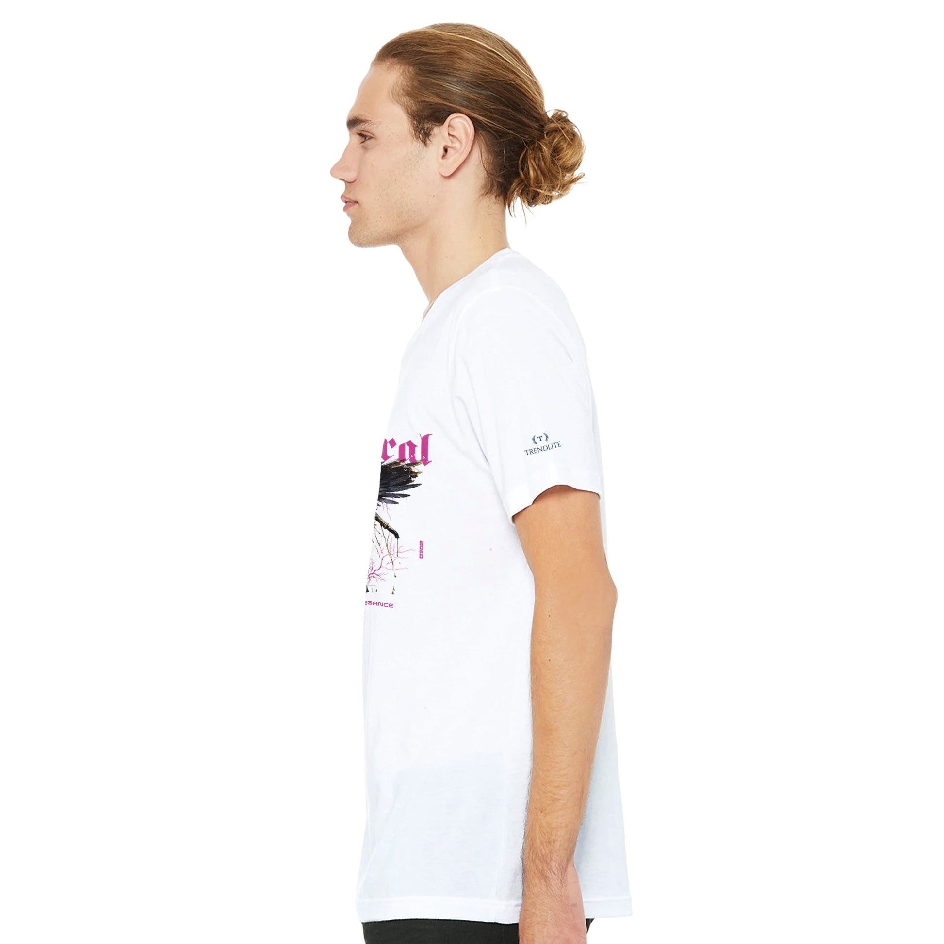 Premium Unisex T-Shirt aus weicher, ringgesponnener Airlume-Baumwolle mit körperbetonter Passform und ideal für DTG-Druck, weiß, seitliche Ansicht eines Mannes.