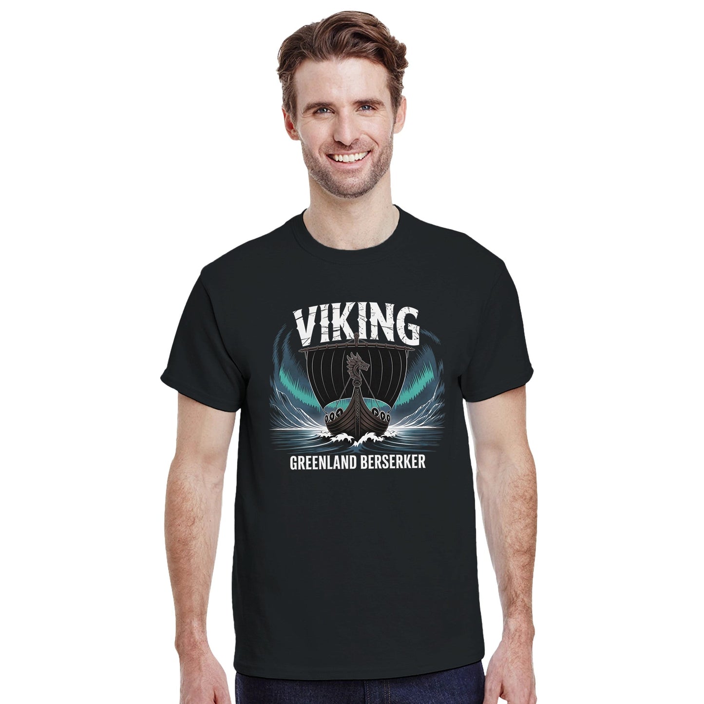 männer tragen robustes wikinger t-shirt aus 100% baumwolle mit klassischer passform und viking-motivdruck