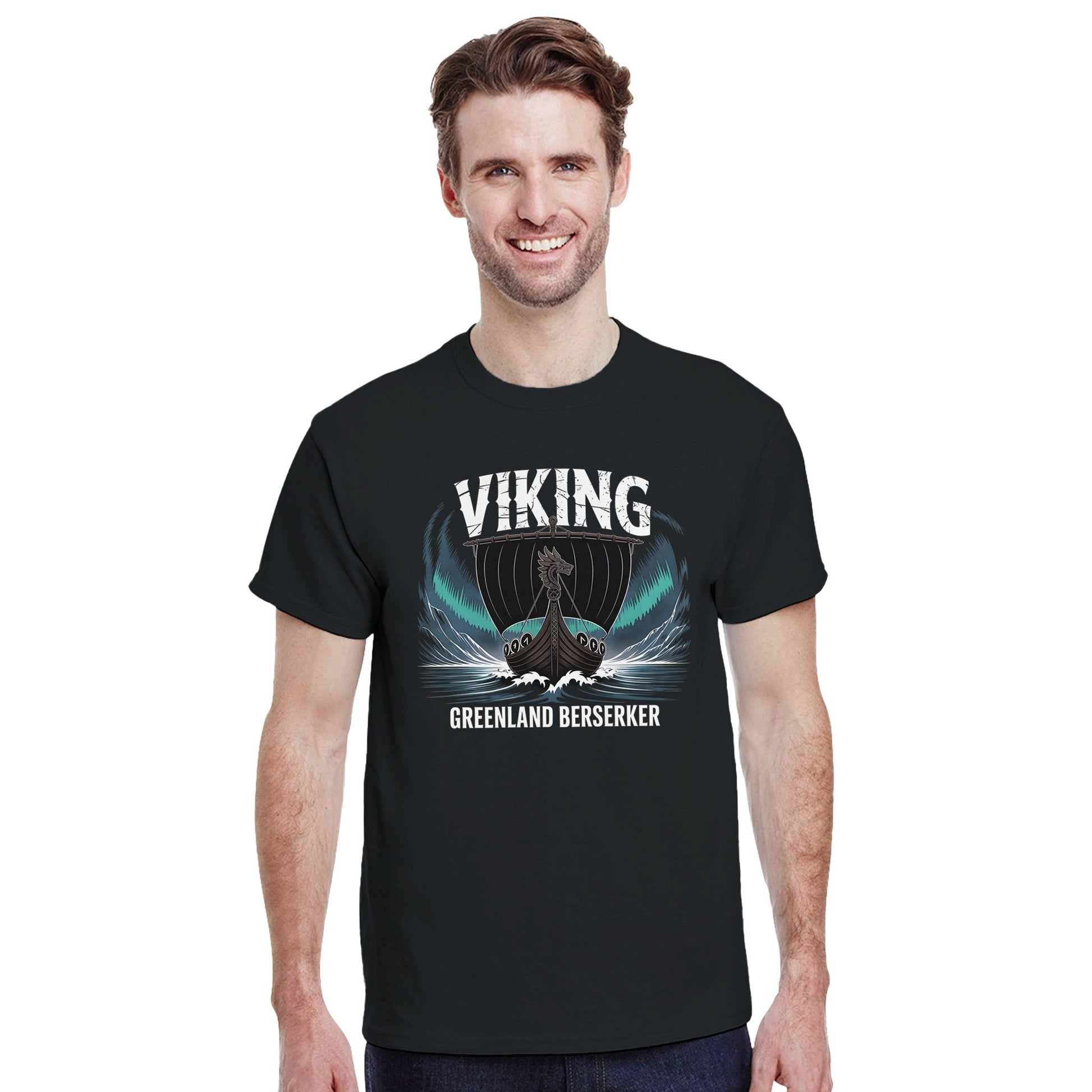 Männer tragen robustes Wikinger T-Shirt aus 100% Baumwolle mit klassischer Passform und Viking-Motivdruck
