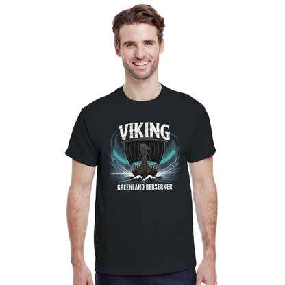 Männer tragen robustes Wikinger T-Shirt aus 100% Baumwolle mit klassischer Passform und Viking-Motivdruck