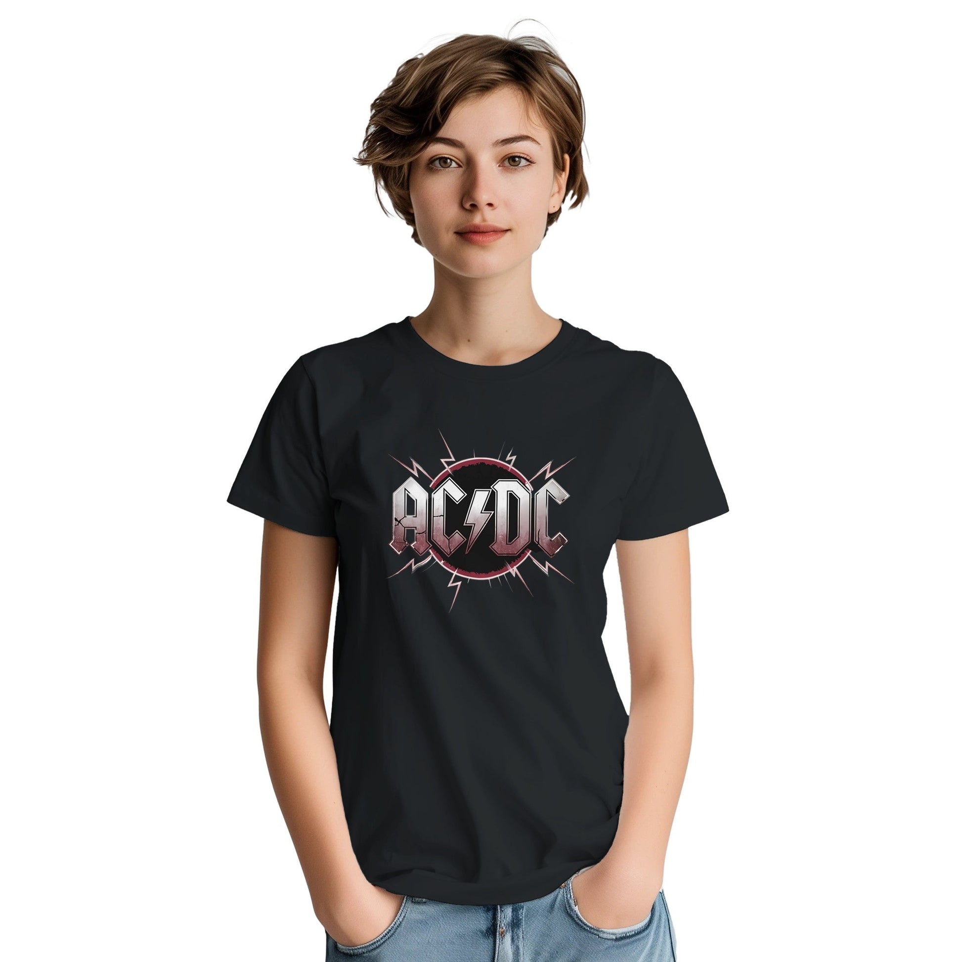 Junges Modell trägt schwarzes AC DC T-Shirt aus schwerer Baumwolle mit klassischem Hard Rock Design.