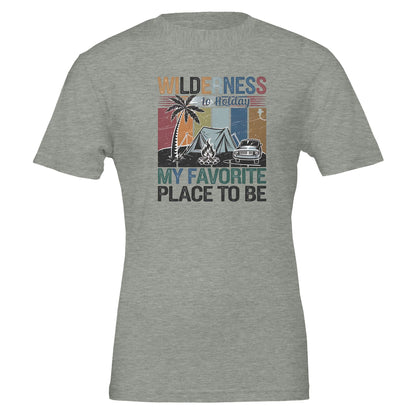 Premium Wilderness T-Shirt aus weicher Airlume-Baumwolle mit Unisex-Passform und wildem Camping-Design.